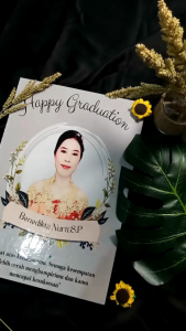 Hiasan Dinding Wall Decor Happy Graduation Birthday Wedding Wisuda Ulang Tahun Pernikahan Foto Custom Hadiah Kado Dekorasi Hiasan Gantung Gambar Pajangan Rumah Poster Kayu
