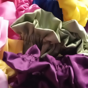 Bandana Serut Pita Satin: Gaya Kasual & Aksesoris Elegan