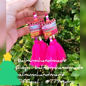 balinum ต่างหูแฮนด์เมด สไตล์โบฮีเมียน งานปักมือผ้าชาวเขาม้งแท้ ประดับพู่ ลูกปัดและกระพรวนทองเหลือง ดูเก๋และสวยงามมากค่ะ