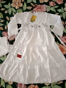 Gamis anak putih polos A&J manasik dengan bordilan komputer baju muslim anak perempuan lengan panjang detail bordir aksen renda cocok untuk acara formal.