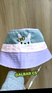 TOPI BUCKET HAT ANAK COMBINASI TIGA WARNA BORDIR RABIT BAHAN KATUN PREMIUM UNTUK USIA 2 SAMPAI 7 TAHUN topi bucket Hatt anak berkarakter rabitt yang sangat lucu tambah lebih gemas lagi sang buah hati nya karna dengan perpaduan warna yang sangat cantik