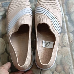 Sepatu Karet Desain Modern & Nyaman untuk Wanita