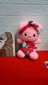 boneka dan foto hiasan dinding