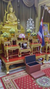 โต๊ะกราบพระ เบาะรองเข่า สำหรับกราบพระ แท่นกราบพระพร้อม เบาะกราบพระ ขนาดหน้ากว้าง 45 ลึก 25 สูง 40 มีกล่องเก็บธูปเทียน เก้าอี้ไหว้พระ