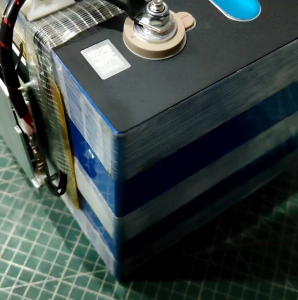 พร้อมส่งในไทย แบตลิเที่ยมฟอสเฟต3.2v300Ah ประกอบพร้อมใช้12V300 Ah.bms.สมาร์ท