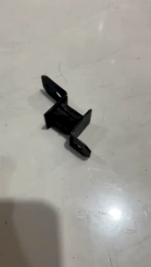 BRAKET GANTUNGAN FILTER UDARA BAGIAN TENGAH MITSUBISHI PS100/125/136 CANTER ORIGINAL