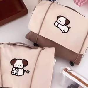 กระเป๋าเครื่องสำอางมินิมอล Milk Tea Puppy4in1 แกะออกได้เป็นเทปตีนตุ๊กแก ใช้งานง่ายมาก ความจุขนาดใหญ่