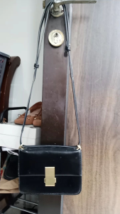 Tas sling kulas preloved branded M&S furing bersih resleting dalam aman kunci tas depan berfungsi tali sling masih aman minusnya ada spt bercak dibagian belakang tas dan bbrp titik dibagian dpn spt divideo utk detail nya mohon chat.