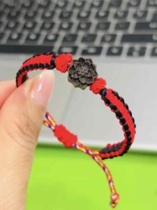 Vòng tay bông sen gỗ trầm mic chỉ đỏ may mắn bình an