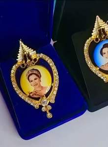 ล็อกเก็ตล้อมพลอย พระบรมราชชนนีพันปีหลวง งานพรีเมี่ยม(พร้อมกล่อง) สวยงามละเอียดอ่อนมาก