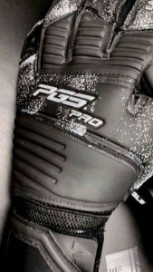 Sarung tangan kiper Pgs titanium hitam buat kiper sepak bola bisa untuk anak dan dewasa