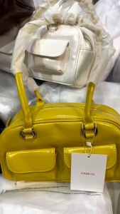 กระเป๋าที่ฮิตสุดๆจาก korea แถมพวงกุญแจโบว์ ตามภาพ 1:1 ขนาด 10.5 นิ้ว สูง 6 นิ้ว Outlet 💯%