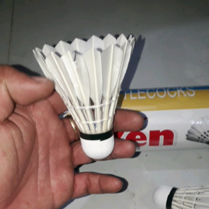 Hai quả cầu lông hiệu Song Yến loại đẹp chất lượng tốt