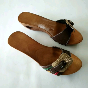 Sandal Kayu Wedges Variasi Gesper / Sandal Kelom Wanita