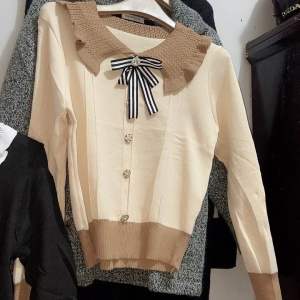 Blouse Knit Atasan Wanita Kerah Dengan Bros Pita