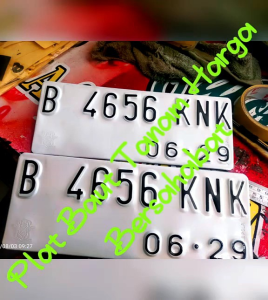 PLAT NOMOR BAUT TANAM SEPASANG DEPAN BELAKANG WARNA PUTIH DAN HITAM ADA LOGO TIMBUL