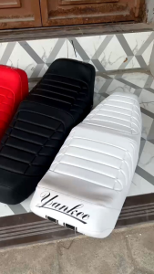 Jok panjang langsung single seat YANKEE GUILARI NISA PREMIUM Vespa Px exclusive ps super sprint (90% MIRIP DETAIL ORIGINAL ) Empuk Busa press  bahan kulit press terbaik Sangat detail original. Bisa pakai kuncian.   Tersedia Warna :  - Putih  - Hitam  - Me
