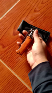 อุปกรณ์เดินป่า ขนาด 20 cm เป็นมีดล็อกและมีดออโต้ มีดประเภทที่สามารถกางหรือดีดใบมีดได้ ใบมีดทำจากโลหะ สินค้าพร้อมส่งค่ะ