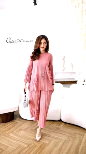 ชุดSetผ้าอัดพลีท Premium ชุดเซ็ทเรียบหรูแต่งด้วยดอกไม้ประด้วยมุก งานดีไซน์สวยด้วยอัดพลีทเล็กและใหญ่ งานสวยใส่แล้วดูดีมากค่ะ  **แนะนำห้ามซักเครื่องค่ะ**  มี​ 4 สี