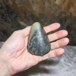 Gegegems premium 164.6 grams raw Hetian Nephrite Qinghua (black & white) handheld original jade skin and pores (with certificate) 精品和田籽玉青花(黑白)原石褐黃原皮毛孔(帶证书)