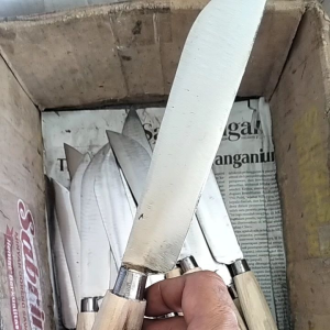 pisau dapur bahan baja pir asli buatan pande tradisional Bangkalan Madura jaminan tajam sampai kecil produk best sellerasli dari Madura dan bahan original baja pir truktajamnya luar biasakrna produk ini merupakan produk pilihan dan sudah terkenal dim