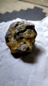 Bongkahan tunggal batu akik MG madu