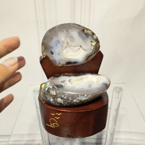 AGATE treasurebowl with wood base 💯mothernatural shinning sugar🔮天然玛瑙聚宝盆 水波纹玛瑙带眼 细砂满天星晶体 + 特制实木底座 总高: 12.5cm 玛瑙宽: 9cm 底座宽: 9x9cm 重: 0.5kg
