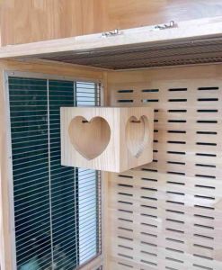 LP212 บ้านสัตว์เลี้ยง ทรงสี่เหลี่ยม ประตูหัวใจ ดีไซน์น่ารัก แบบยึดกรง ทำจากไม้สน สำหรับชินชิลล่า กระรอก บุชเบบี้ นก