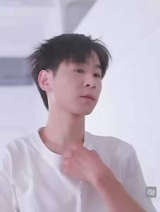 LUODAIS Semburan Penetap Rambut Pegangan Kuat 420ml / Luodais Extra Hold Hair Spray 420ml男士用超强定型喷雾 固定发型