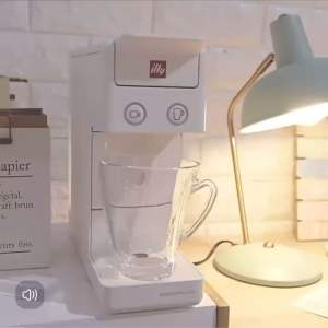 illy (ภาษาอิตาลี: เครื่องชงกาแฟ Illy) เครื่องชงกาแฟแคปซูลขนาดเล็กในครัวเรือนแบบอัตโนมัติเต็มรูปแบบ เครื่องชงกาแฟแคปซูล Illy IPSO Y3.3/3.2