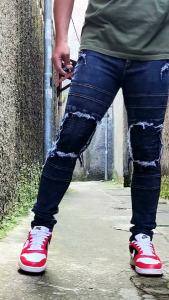 Celana Jeans Sobek Pria Panjang Stretch Melar Denim Tebal Slimfit Skinny Size 28-33\\n\\n Apa Itu Celana Jeans Sobek Pria Panjang?\\n\\nCelana jeans sobek pria panjang merupakan salah satu jenis celana jeans yang memiliki karakteristik sobekan atau tear pada bagian tertentu. Jenis celana ini biasanya memiliki model slimfit dan terbuat dari bahan denim tebal yang lentur. Celana jeans sobek pria panjang sangat cocok untuk pria yang ingin tampil santai namun tetap elegan.\\n\\n Jenis-Jenis Celana Jeans Sobek Pria Panjang\\n\\nBerikut ini beberapa jenis celana jeans sobek pria panjang yang bisa Anda pilih:\\n\\n- **Celana jeans sobek pria panjang slimfit:** Model celana ini memiliki potongan slimfit yang pas di badan namun tetap nyaman digunakan.\\n- **Celana jeans sobek pria panjang denim tebal:** Bahan denim tebal membuat celana ini lebih kuat dan awet.\\n- **Celana jeans sobek pria panjang stretch melar:** Bahan stretch membuat celana ini lebih lentur dan nyaman digunakan.\\n\\n Cara Memilih Celana Jeans Sobek Pria Panjang yang Tepat\\n\\nBerikut ini beberapa tips untuk memilih celana jeans sobek pria panjang yang tepat:\\n\\n- **Pilih model celana yang sesuai dengan bentuk badan:** Model slimfit cocok untuk pria yang memiliki bentuk badan langsing, sedangkan model regular fit lebih cocok untuk pria yang memiliki bentuk badan lebih gemuk.\\n- **Perhatikan ukuran celana:** Pastikan ukuran celana yang dipilih sesuai dengan ukuran badan agar nyaman digunakan.\\n- **Pilih bahan yang berkualitas:** Bahan denim tebal dan stretch melar biasanya lebih berkualitas dan awet.\\n\\n Bagaimana Memilih Celana Jeans Stretch Melar Denim Tebal Slimfit?\\n\\nCelana jeans stretch melar denim tebal slimfit merupakan salah satu jenis celana jeans yang memiliki karakteristik bahan stretch melar dan potongan slimfit. Berikut ini beberapa tips untuk memilih celana jeans stretch melar denim tebal slimfit yang tepat:\\n\\n Ukuran Celana Jeans Stretch Melar Denim Tebal Slimfit\\n\\nPastikan ukuran celana yang dipilih sesuai dengan ukuran badan agar nyaman digunakan. Ukuran celana jeans biasanya ditentukan oleh panjang pinggang dan panjang celana. Anda bisa menggunakan alat pengukur atau bertanya kepada penjual untuk mengetahui ukuran yang tepat.\\n\\n Kelebihan dan Kekurangan Celana Jeans Stretch Melar Denim Tebal Slimfit\\n\\nBerikut ini beberapa kelebihan dan kekurangan celana jeans stretch melar denim tebal slimfit:\\n\\n- **Kelebihan:**\\n  - Bahan stretch melar membuat celana ini lebih lentur dan nyaman digunakan.\\n  - Potongan slimfit membuat celana ini cocok untuk pria yang ingin tampil elegan.\\n  - Bahan denim tebal membuat celana ini lebih kuat dan awet.\\n- **Kekurangan:**\\n  - Harga celana jeans stretch melar denim tebal slimfit biasanya lebih mahal dibandingkan dengan celana jeans biasa.\\n  - Celana jeans stretch melar denim tebal slimfit mungkin tidak cocok untuk pria yang memiliki bentuk badan lebih gemuk.\\n\\n Celana Jeans Size 28-33: Tips & Trik\\n\\nCelana jeans size 28-33 merupakan ukuran celana jeans yang cocok untuk pria yang memiliki bentuk badan sedang hingga gemuk. Berikut ini beberapa tips untuk memilih celana jeans size 28-33 yang tepat:\\n\\n Bagaimana Memilih Celana Jeans yang Cocok dengan Ukuran 28-33?\\n\\nBerikut ini beberapa tips untuk memilih celana jeans size 28-33 yang tepat:\\n\\n- **Perhatikan ukuran celana:** Pastikan ukuran celana yang dipilih sesuai dengan ukuran badan agar nyaman digunakan.\\n- **Pilih model celana yang sesuai dengan bentuk badan:** Model regular fit cocok untuk pria yang memiliki bentuk badan lebih gemuk, sedangkan model slimfit cocok untuk pria yang memiliki bentuk badan sedang.\\n- **Pilih bahan yang berkualitas:** Bahan denim tebal dan stretch melar biasanya lebih berkualitas dan awet.\\n\\n Perawatan Celana Jeans Size 28-33\\n\\nBerikut ini beberapa tips perawatan celana jeans size 28-33:\\n\\n- **Jangan sering mencuci celana:** Celana jeans sebaiknya hanya dicuci ketika benar-benar kotor atau bau. Jika tidak, cukup gosok bagian yang kotor dengan tisu basah.\\n- **Gunakan deterjen khusus celana jeans:** Deterjen khusus celana jeans biasanya lebih lembut dan tidak merusak warna celana.\\n- **Jemur celana di tempat teduh:** Jemurlah celana jeans di tempat teduh agar warna celana tidak pudar.\\n\\n Kesimpulan\\n\\nCelana jeans sobek pria panjang stretch melar denim tebal slimfit merupakan salah satu jenis celana jeans yang populer di kalangan pria. Untuk memilih celana jeans yang tepat, pastikan ukuran celana yang dipilih sesuai dengan ukuran badan dan pilih bahan yang berkualitas. Selain itu, perhatikan juga tips perawatan celana jeans agar celana jeans Anda tetap awet dan tahan lama.\n}