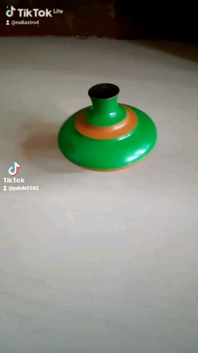 gasing kayu/panggalan gangsing mainan tradisional/lengkap dengan talinya