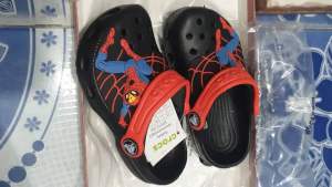 โปรใหม่ซื้อ 1 แถมตุ๊กตาฟรี 2ชิ้น Crocs (เด็ก) Lite-Ride Kids งานพรีเมี่ยม สำหรับเด็ก สินค้าพร้อมส่ง