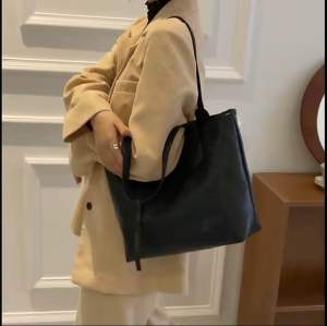 กระเป๋า Tote bag ลายLove มินิมอล กระเป๋าสะพายไหล่ ใบใหญ่ มีซิป หนังPU K214