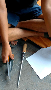 Pisau dapur bahan baja per tebal handel kayu mahoni halus.