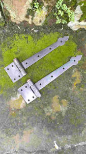 Engsel Pintu Gerbang Kuningan Antik Motif Panah 29 cm Antik 2 pcs