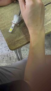 หลอด LED ขั้ว PX26 แสงสลับสีขาวและสีเหลืองโดยการเปิดและปิด แสงไฟจะเปลี่ยนสีเอง