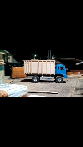 bak miniatur truk plastik oleng parah