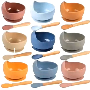 ชามซิลิโคนเด็ก ชามซิลิโคนดูดโต๊ะเด็ก พร้อมช้อนซิลิโคนด้ามไม้ จับถนัดมือ หล่นไม่แตก วัสดุ ซิลิโคน Food Grade อย่างดี BPA FREE ทนความร้อนสูง