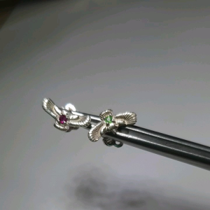 HT02- MỘT CHIẾC HOA TAI NAM BẠC 925 ĐÍNH ĐÁ RUBY VÀ TSAVORITE ( THIÊN NHIÊN ) BẠC 925 ĐÍNH ĐÁ QUÝ THẬT KO PHẢI ĐÁ CZ