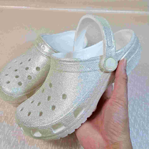 Sandal Crocs Classic Glitter: Sandal Wanita Nyaman & Elegan