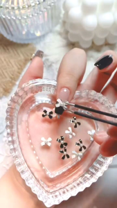 Charm nơ quốc dân hạt trai Trắng Đen siêu xinh mẫu nơ dễ lên móng lắm ạ ( giá bán lẻ 1 viên )