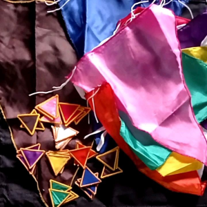 Paket 1 Bendera & 10 Bet Barung: Alat Permainan Tradisional Untuk Anak-Anak