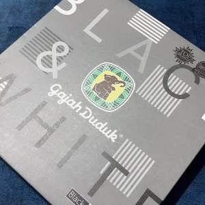 Kain pelikat gajah duduk putih hitam