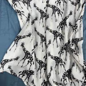 เสื้อแขนกุด เนื้อผ้านุ่มสบายมือสอง