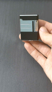 Bật lửa Derui màu đen mạ platinum Form lùn  chất liệu kim loại