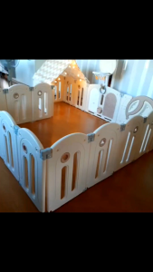 คอกเด็กสีครีมพร้อมบ้าน Tiny Lion 6 มีแผ่นกิจกรรม กระดาน และแผ่นต่อเลโก้ พร้อมแป้นบาส ลูกบาส   ขนาดใหญ่ใส่เตียง6ฟุตได้ มือ2