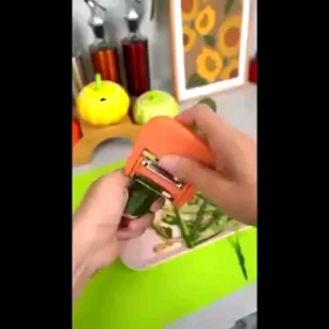 SS1017 三合一带刷削皮器 抖音同款值得入手的高逼格削皮神器，强烈推荐！！！�� 这款“无敌”削皮、切丝神器—— 三合一削皮器，可将这些烦恼轻松搞定！ ���#削皮神器 #刨丝 #清洁果蔬 #厨房神器 #清洁毛刷神器# �