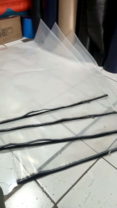 karung kurir pakai resleting dari plastik PE bening anti air