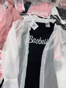 Set jumpsuit bo tăm in chữ kèm áo khoác to form gãy – mặc chuẩn hình cá tính năng động